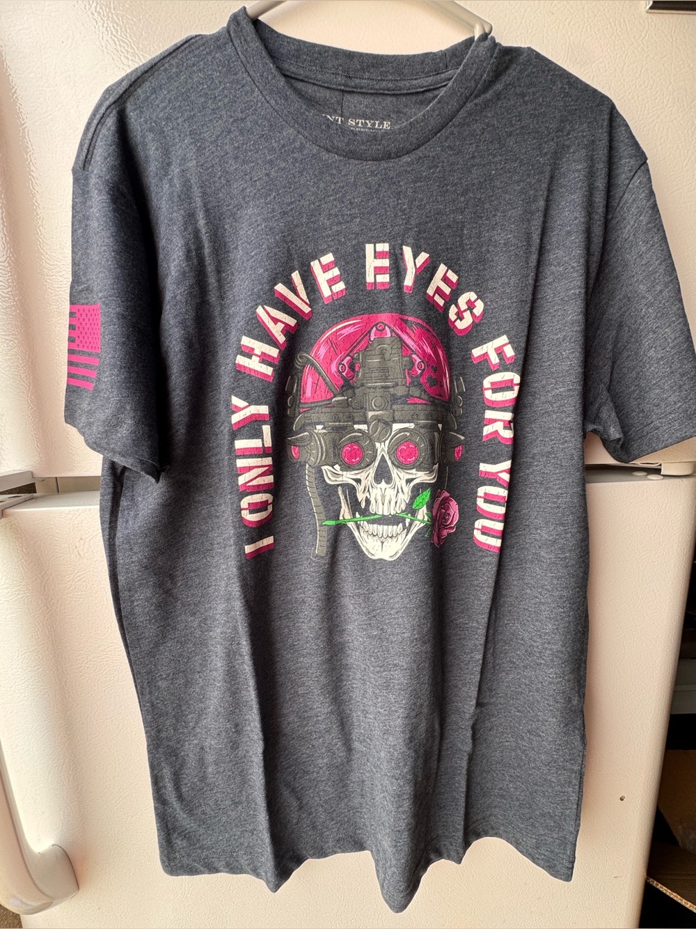 NT Style Men’s Dark blue Graphic Skull T‑Shirt with Pink Accents NWT Large